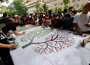 民眾簽名支持以核養綠公投