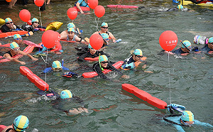 首度颱風攪局！日月潭泳渡延後2小時、萬人遭吹歪