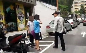 遭少女比中指  統促黨追上前街頭圍罵惹議