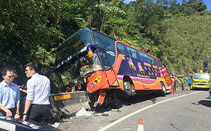 台62線遊覽車橫跨護欄撞山壁  29人受困全數救出