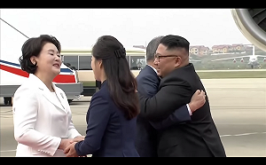 金正恩陪同文在寅檢閱儀仗隊  民眾高喊「祖國統一」