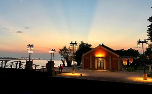 浪漫淡水秋旅！LED玫瑰花海美景盡收眼底只到9月底