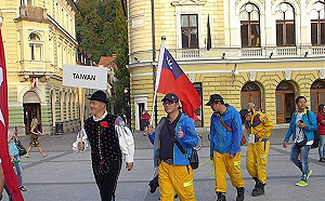 搜救犬「腿腿」出征！救難犬賽國旗飄揚 (影)