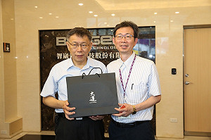 柯醫師上身? 柯P : 台灣經濟「一下就開刀，很危險」