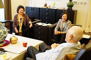 蔡英文中秋前夕拜會李前總統 送了這個伴手禮