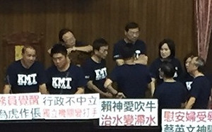 不滿促轉會被當東廠  藍委佔據立院主席台揚言「杯葛一天」