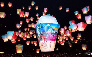 中秋出遊不塞車！平溪天燈節「天燈公車」放閃亮登場