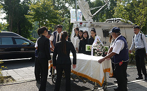 楊偉中告別式莊嚴從簡 楊母曾縵雲悲痛被人攙扶入場