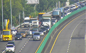 中秋連假午後交通 國道五號回堵兩公里