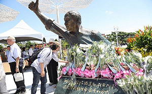 鋸馬腳事件效應 黃昭堂雕像遭噴漆 警鎖定1男1女