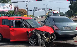 139線又出撞況！轎車衝撞停等紅燈2車釀7傷