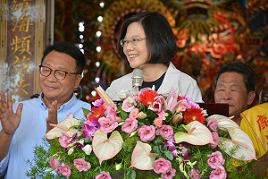我打拼經濟讓人民過好生活！蔡英文宜蘭跑廟拉抬選情