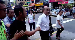 反深澳自救會長陳情遭「拍肚肩」 蘇貞昌深夜道歉 (影)