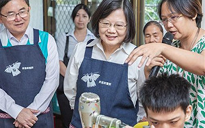 訪視台東教養院 蔡英文祝福院童秋節愉快