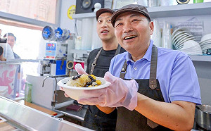 蘇貞昌「拍肩、拍肚」風波 侯友宜：也許是老縣長習慣動作 (影)