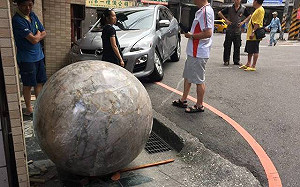 基隆街頭保齡球？2公噸水晶球沿路滾撞民宅又撞車
