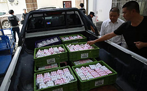 載1噸硬幣買200萬BMW  銀行員點10小時超想哭