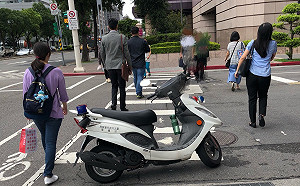 警車橫停班馬線上民眾被迫繞道走 警局 : 不違法