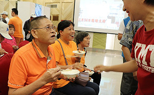 說明會巧遇洪慈庸爸媽  盧秀燕握手互動意外聚焦