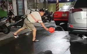 宮廟前熱水虐貓 網友怒：「神明會原諒你嗎？」