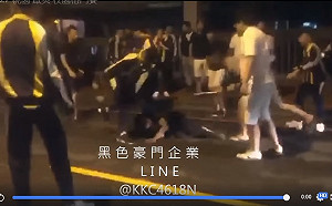 夜校生集體鬥毆 不甩教官勸阻狂毆黑衣男