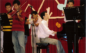 學生幫老師助選 鄭朝方在教師節收到老照片