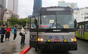 灰狗巴士報廢前包車出遊！前國光號駕駛讚性能