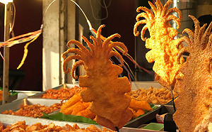 不耐久候！鴛鴦奧客夾一堆炸物閃人  怒斥：路邊攤就爛！