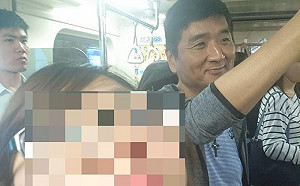 搭捷運巧遇「李組長」 網笑：眉頭一皺就快逃！