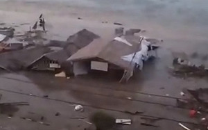 生死一瞬間！印尼餐廳員工見海嘯徵兆急撤保命