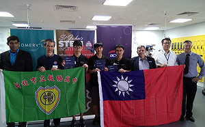 台灣之光！國際程式設計競賽奪冠  板中雄中生拿國旗領獎