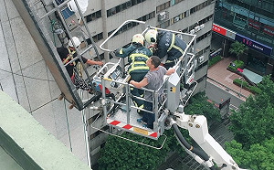 3工人卡13樓外牆 命懸一繩索驚險搶救