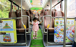 寒冬見溫情 司機善舉讓女童不哭了