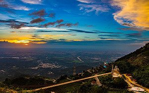 迎接今年最後一抹夕陽！阿里山太平雲梯首度開放夜間登梯