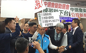 藍委批中選會淪民進黨助選會 陳英鈐抗議聲中步入議場