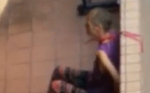 媳婦把婆婆綁陽台哭窮不得已？ 鄰居出面爆料 ......