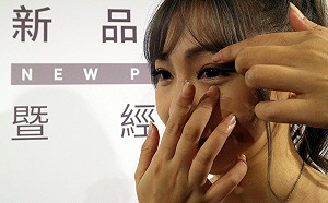 熬夜追宮廷劇  隱形眼鏡險些拿不下來