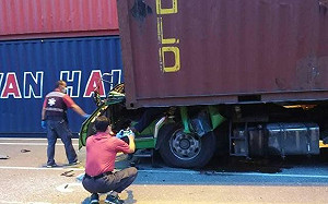 快訊》高雄碼頭吊運貨櫃突墜落 壓扁車頭駕駛慘死