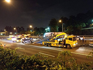 快訊》國道拖板車自撞H鋼樑甩飛 波及南北車道3車4傷