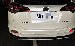 車停兩格被抗議！車主超霸氣宣示主權「停橫的」