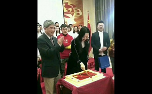 撕裂中國？想太多！ 中國外館切五星紅旗蛋糕惹議