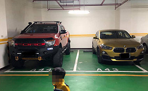 雙方互相尊重！2台百萬名車「離超遠」  網：都是內行人