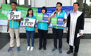 看板高掛反賭、捍衛母語 高雄青連線 : 歡迎國民黨加入