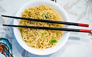 泡麵過期能吃？老爸一句話點醒他  網友震撼：無法反駁