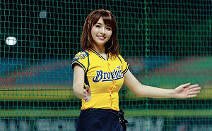 影／扣子快爆開！啦啦隊上圍超驚人  網：改支持「胸弟」