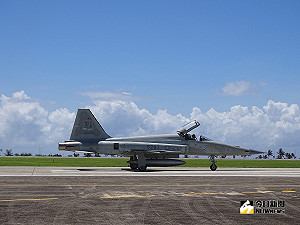 飛官提前退伍最高賠3000萬？民航業者：有效嚇阻挖角