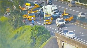 國道交管9車連撞死亡車禍  警：肇事車未剎車追撞