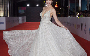 第53屆金鐘獎》 星光大道爭奇鬥艷！天心深V性感公主風  Janet開衩洋裝都吸睛