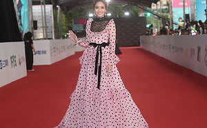 第53屆金鐘獎》眾星雲集風情萬種！侯佩岑粉色洋裝甜姐兒  安心亞若隱若現性感風