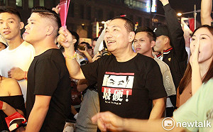 侯友宜化身「MC Youyi」台下與粉絲電音熱舞